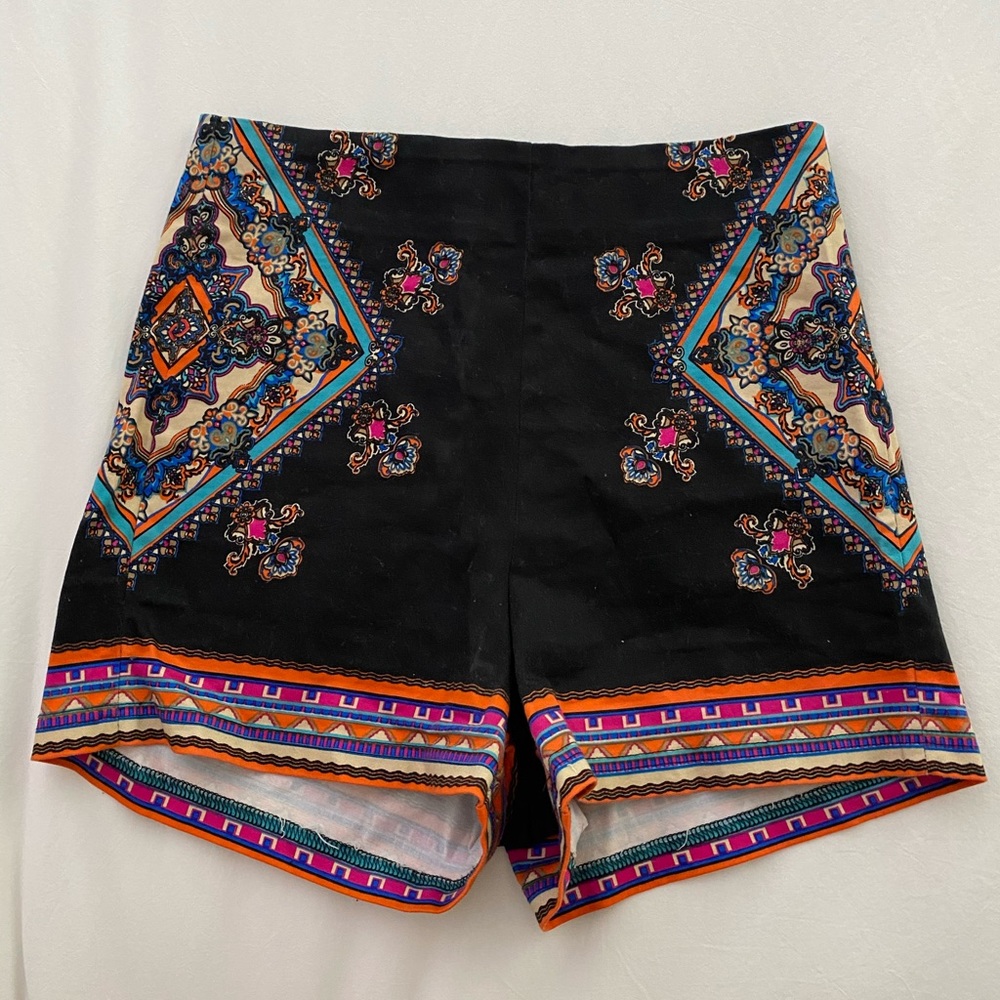 •• High Waisted Color Block Patterned Shorts ••